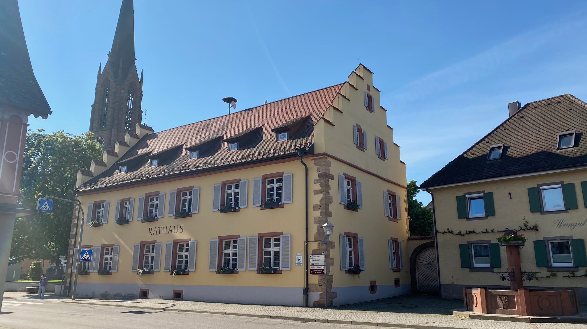 Rathaus mit Kirchturm